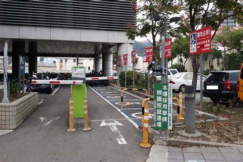 停車場出入口寬度|利用空地申請設置臨時路外停車場辦法